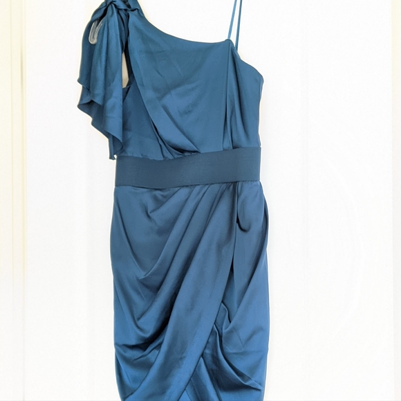 Le Chateau One Shoulder Satin Dress - Picture 6 of 7